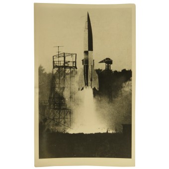 Saksan raketti V-2 käynnistetään lähtöalueella. Espenlaub militaria